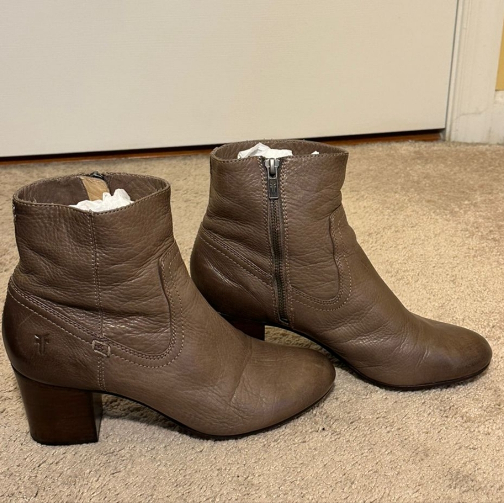 Frye Stella Zip Short bootie, Size 9/9.5